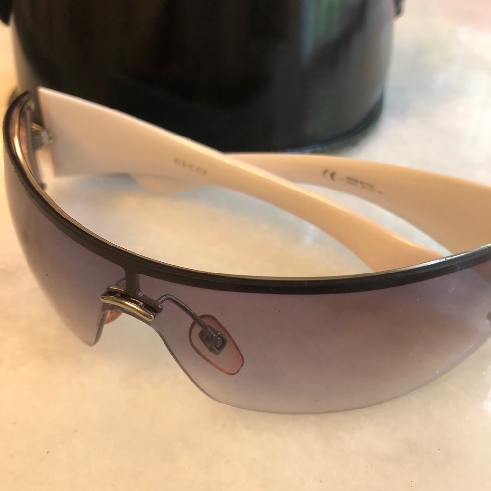 Gucci women’s sunglasses with original case